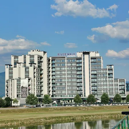 Modern Riverside Apartment *