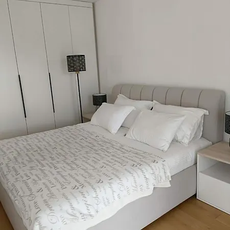Modern Riverside Appartement
